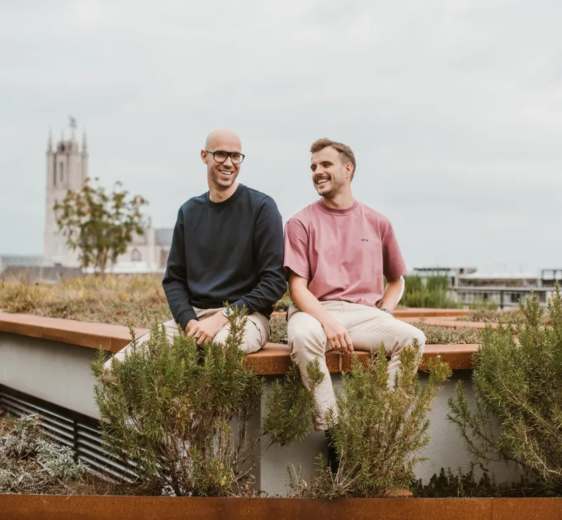 De twee oprichters van FixForm, naast elkaar gezeten