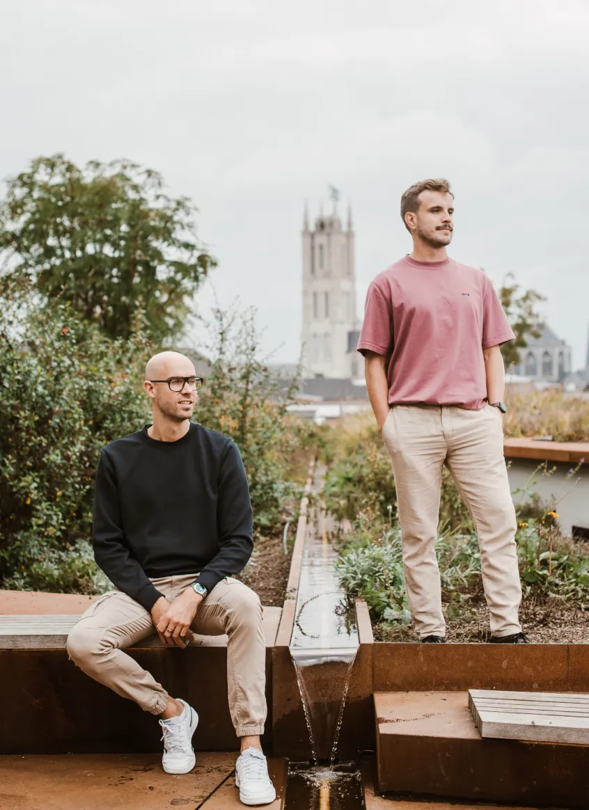 De twee oprichters van FixForm, de een zittend, de ander staand